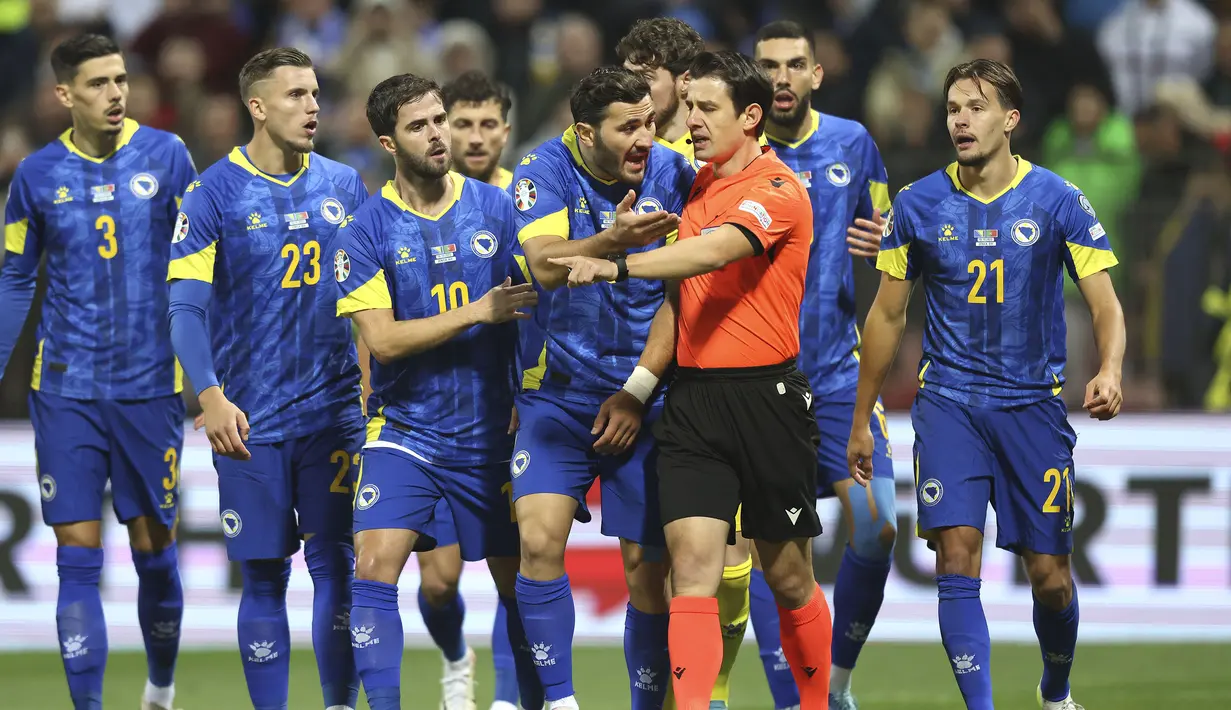 Para pemain Timnas Bosnia Herzegovina memprotes keputusan wasit Halil Umut Meler yang memberikan hadiah penalti kepada Portugal pada laga lanjutan Grup J Kualifikasi Euro 2024 di Stadion Bellino Polje, Selasa (17/10/2023) dini hari WIB. (AP Photo/Armin Durgut)