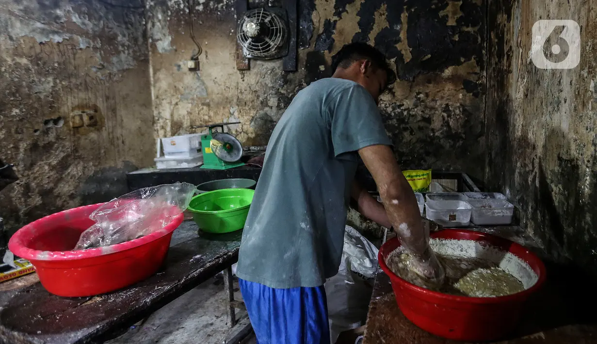 Pekerja UMKM melakukan pembuatan kue di Tanah Kusir, Jakarta, Rabu (13/1/2021).  Pembiayaan KUMKM, penempatan dana di perbankan, penjaminan loss limit, cadangan pembiayaan PEN. (Liputan6.com/Johan Tallo)