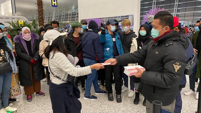 Prosesn pembagian boarding pass kepada WNI di Wuhan. (Source: KBRI Beijing)