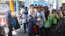 Penumpang foto bersama dengan vokalis grup musik Nidji, Giring di Halte Transjakarta Sarinah, Thamrin, Jakarta Pusat, Senin (27/3). Acara tersebut diadakan dalam rangka memperingati ulang tahun ke-3 PT Transjakarta. (Liputan6.com/Immanuel Antonius)