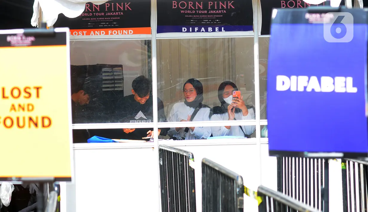 Pegawai menunggu calon penonton yang akan menukarkan tiket konser Blackpink di Stadion Utama Gelora Bung Karno (SUGBK), Jakarta, Kamis (9/3/2023). Konser bertajuk Blackpink World Tour [Born Pink] Jakarta dijadwalkan akan berlangsung pada tanggal 11 dan 12 Maret 2023. (merdeka.com/Imam Buhori)