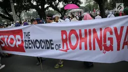 Sebuah spanduk terbentang dalam Aksi 169 Bela Rohingya di kawasan Patung Kuda, Jakarta Pusat, Sabtu (16/9). Peserta aksi datang dari berbagai organisasi di antaranya Majelis Ulama Indonesia dan Partai Keadilan Sejahtera (PKS). (Liputan6.com/Faizal Fanani)
