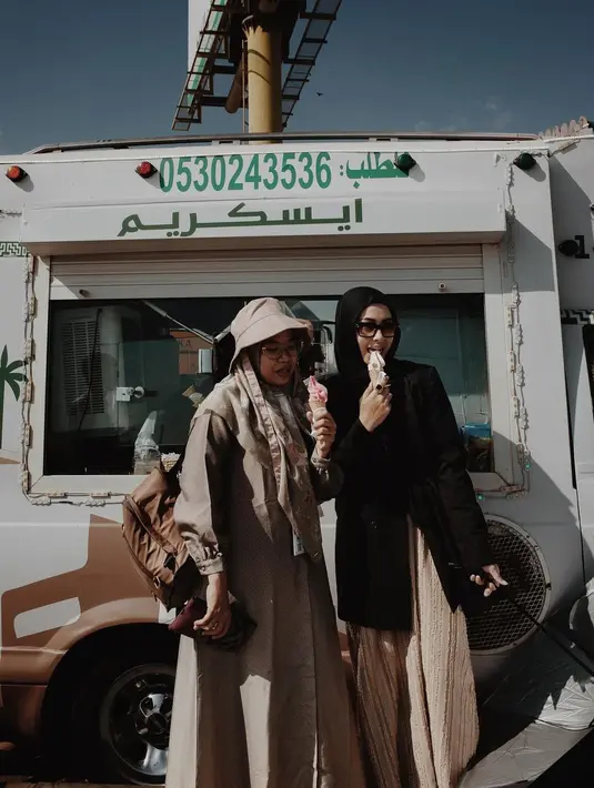 Tetap terlihat tomboy, Sintya Marisca kenakan pleated pants dengan hijab dan blazer hitam [@sintyamarisca]