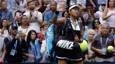 Petenis Jepang, Naomi Osaka melambaikan tangan ke arah penonton setelah kalah dari petenis Swiss, Belinda Bencic pada babak keempat turnamen AS Terbuka 2019 di Arthur Ashe Stadium, Senin (2/9/2019). Naomi Osaka tumbang dua set langsung, 5-7 dan 4-6, dalam tempo 87 menit. (AP/Frank Franklin II)