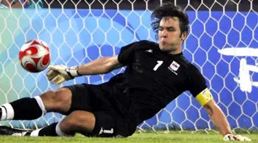 Serbia&#039;s Vladimir Stojkovic blocks a penalty shot during their 2008 Beijing Olympic Games men&#039;s first round Group A match against Argentina at the Worker&#039;s Stadium on August 13, 2008. Argentina won 2-0. AFP PHOTO/PEDRO UGARTE