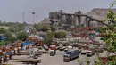 Sejumlah kontainer terparkir di lokasi kebocoran gas di sebuah depot kontainer di New Delhi, India, Sabtu (6/5). Lebih dari 100 siswi sebuah sekolah dilarikan ke rumah sakit pemerintah akibat insiden keboran gas tersebut. (Chandan KHANNA/AFP)