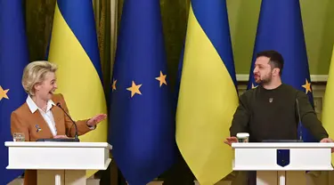 Presiden Ukraina Volodymyr Zelensky (kanan) dan Presiden Komisi Eropa Ursula von der Leyen tertawa dalam sebuah konferensi pers bersama setelah pembicaraan di Kyiv, Kamis (2/2/2023). Uni Eropa berencana untuk memberi Rusia dengan sanksi baru pada hari peringatan invasi Moskow ke Ukraina, kata kepala Komisi Eropa. (Sergei SUPINSKY/AFP)