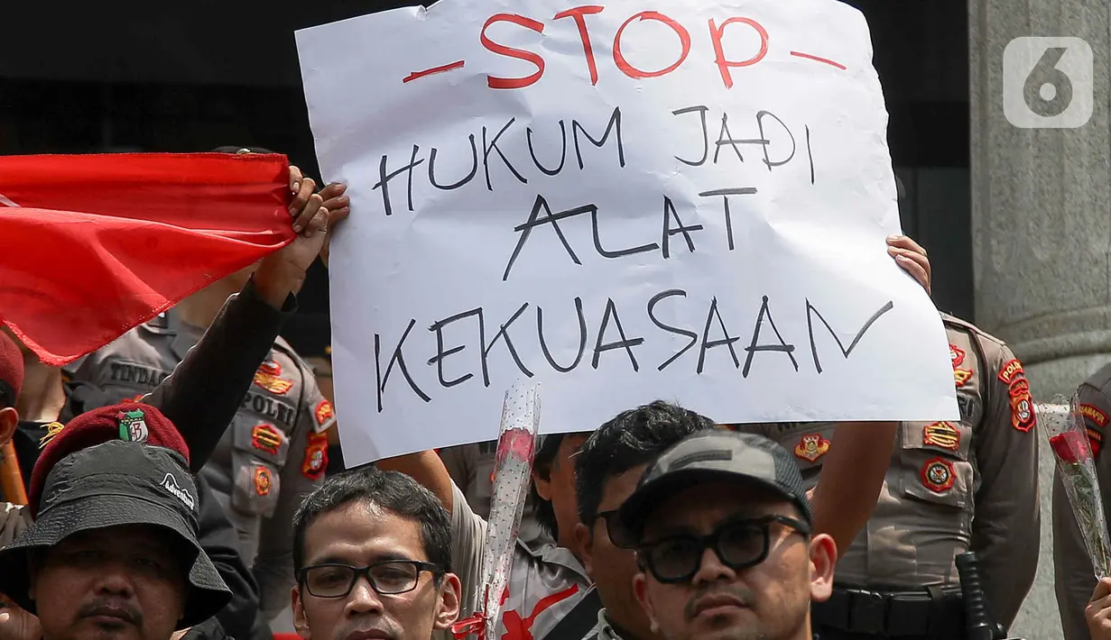 Sejumlah orang yang tergabung dalam forum guru besar, akademisi, organisasi masyarakat sipil, dan aktivis ‘98 melakukan unjuk rasa di depan gedung Mahkamah Konstitusi, Jakarta, Kamis (22/8/2024). (Liputan6.com/Herman Zakharia)