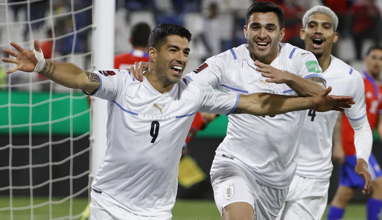 Luis Suarez. Striker Uruguay berusia 35 tahun ini akan memainkan Piala Dunia keempatnya di Qatar nanti. Dari 3 edisi, 2010 hingga 2018 ia total bermain dalam 13 laga dengan torehan 7 gol dan 4 assist. Prestasi terbaiknya pada 2010 membawa Uruguay finis di posisi ke-4. (AP/Pool/Alberto Valdes)