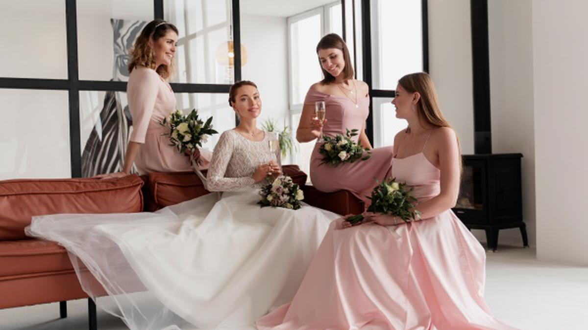 7 Model Baju Bridesmaid Dress Satin, Pancarkan Keanggunan Maksimal Dampingi Pengantin