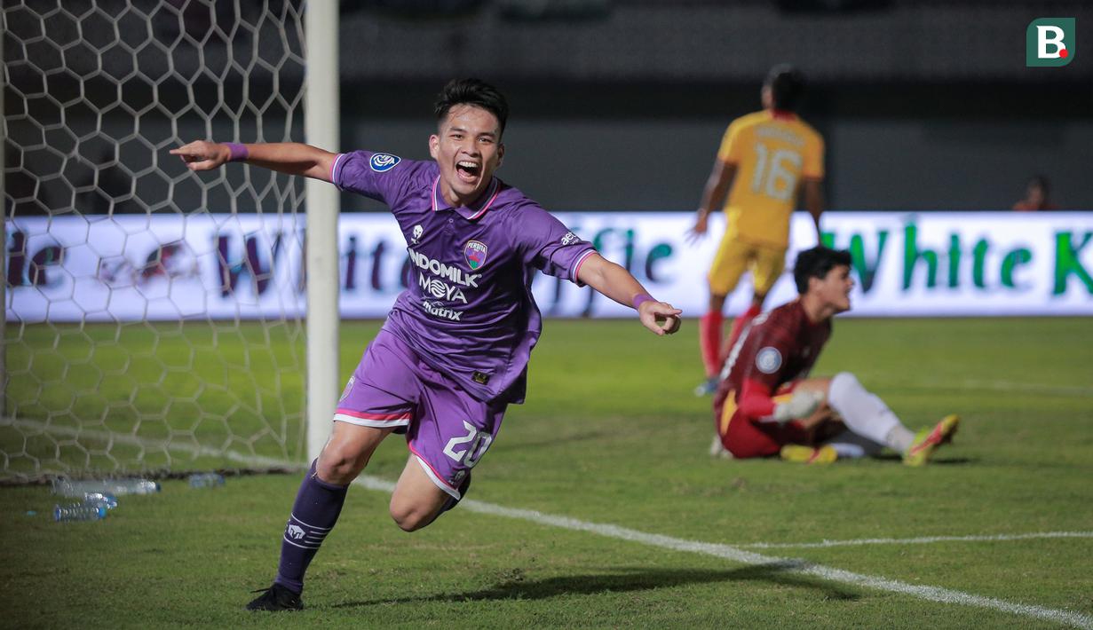 <p>Pemain Persita Tangerang, Muchamad Wildan Ramdhani Nugraha merayakan gol kedua timnya saat laga pekan pertama BRI Liga 1 2022/2023 antara Persita Tangerang melawan Persik Kediri di Indomilk Arena, Tangerang, Senin (25/07/2022). (Bola.com/Bagaskara Lazuardi)</p>