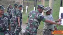 Citizen6, Surabaya: Danmenbanpur-1 Mar beserta 70 Perwira Menbanpur-1 Mar menembak pistol di lapangan tembak FX Soepramono Karang Pilang Surabaya, Selasa (3/4). (Pengirim: Budi Abdillah)
 