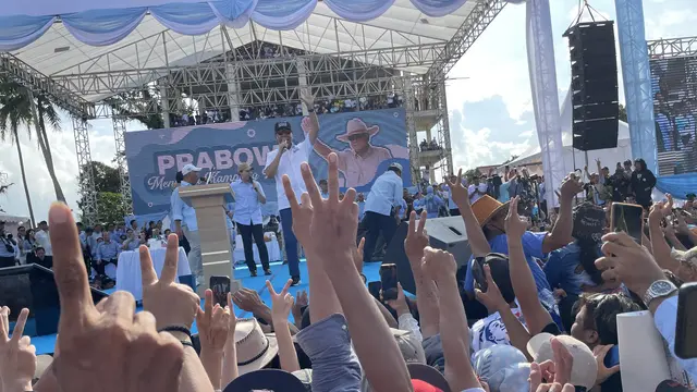 Prabowo dan Wiranto menghibur massa yang tumpah ruah di Lapangan Schwarz Langowan, Manado, Senin (5/2/2024).