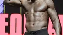 Petinju asal AS, Deontay Wilder saat melakukan penimbangan berat badan untuk pertandingan tinju kelas berat WBC di Las Vegas (21/2/2020). Tyson Fury dan Deontay Wilder akan bertanding di MGM Arena. (AP Photo/Isaac Brekken)