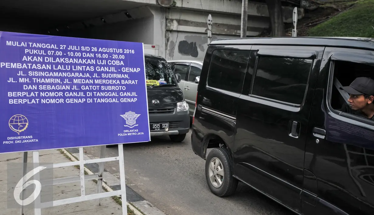 Pengendara melihat papan sosialisasi uji coba pembatasan lalu lintas ganjil-genap terpasang di underpass Dukuh Atas, Jakarta, Senin (25/7). Penerapan sistem ganjil-genap akan dimulai pada 27 Juli hingga 26 Agustus 2016. (Liputan6.com/Yoppy Renato)