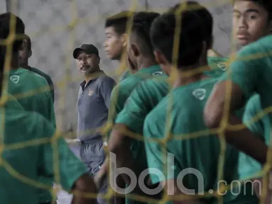 Pelatih Timnas Indonesia U-16, Fakhri Husaini, memantau seleksi Timnas Indonesia U-16 di POR Pelita Jaya, Sawangan, Sabtu, (25/03/2017). Sang pelatih, Fachri Husaini, memanggil 55 dari 930 pemain untuk seleksi. (Bola.com/M Iqbal Ichsan)