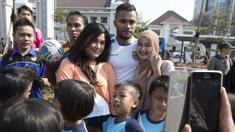 Pemain Persib, Zulham Zamrun menuruti permintaan warga yang meminta foto bersama usai latihan di Alun-alun Kota Bandung, Jawa Barat, Kamis (10/9/2015). (Bola.com/Vitalis Yogi Trisna)