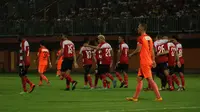 Madura United vs Hougang United pada uji coba di Stadion Gelora Ratu Pemalingan, Pamekasan, Minggu malam (4/3/2018). (Bola.com/Aditya Wany)