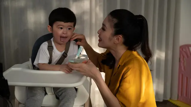 Sandra Dewi bersama putra Mikhael Moeis