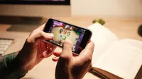 Ilustrasi bermain gim smartphone (Foto:Shutterstock)