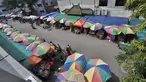 Sejumlah pedagang kaki lima (PKL) memadati kawasan Pasar Asemka, Jakarta, Jumat (6/2/2015). (Liputan6.com/Faizal Fanani)