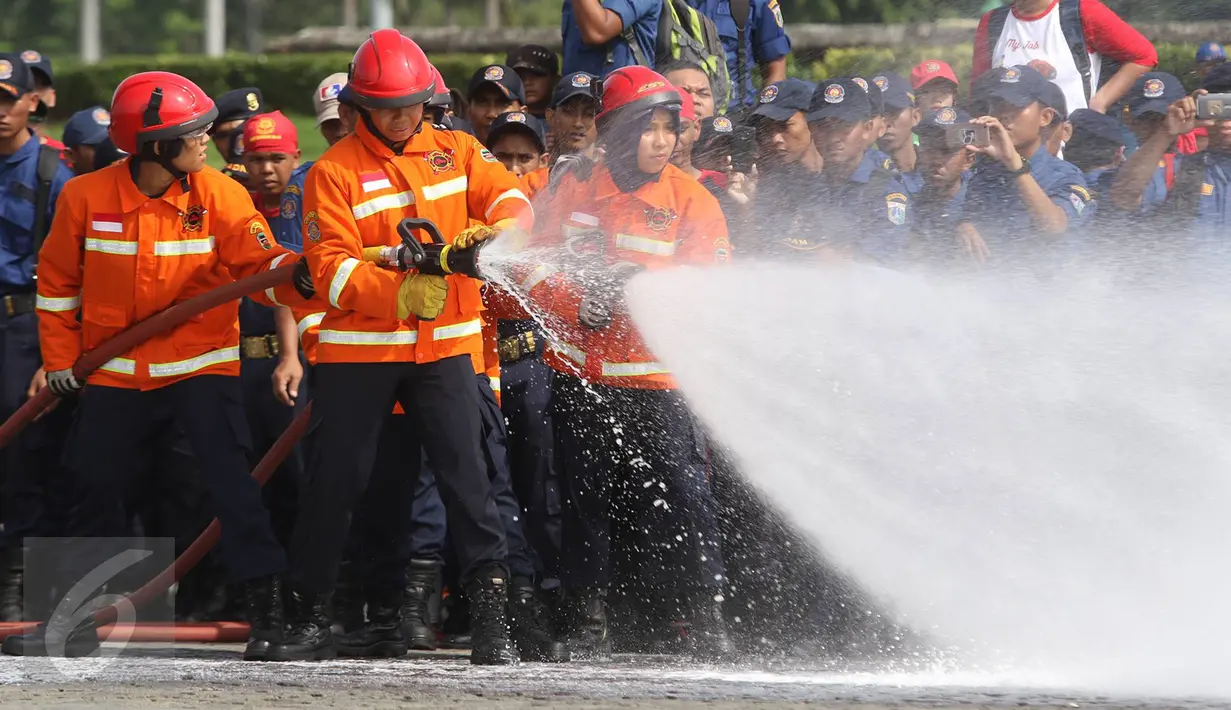 Personel saat demostrasi kemampuan dalam acara Upacara Perayaan Ulang Tahun Damkar ke-98, Jakarta Pusat, Rabu (1/3). Upacara itu turut diikuti oleh sekitar 1.000 petugas serta menampilkan sejumlah demo pemadaman. (Liputan6.com/Immanuel Antonius)