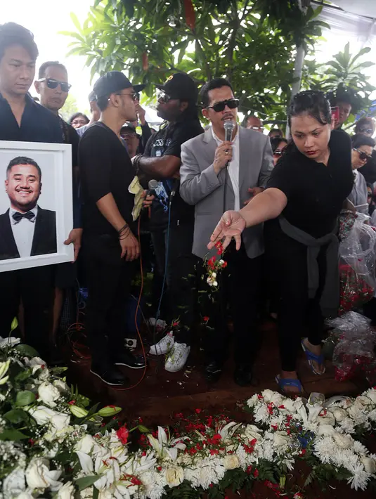 Dari pantauan di pemakaman, terlihat dari matanya lembab, beberapa kali mengusap air mata yang sudah tidak tertahan lagi. Hidungnya juga terlihat memerah. (Deki Prayoga/Bintang.com)