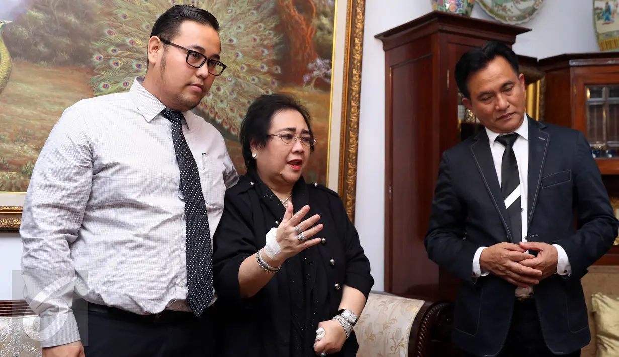 Rachmawati Soekarnoputri (tengah) bersama Yusril Ihza Mahendra memberi keterangan terkait status tersangka pada kasus dugaan makar di Jakarta, Rabu (7/12). Ia menyatakan memang akan melakukan aksi damai, 2 Desember lalu. (Liputan6.com/Helmi Fithriansyah)