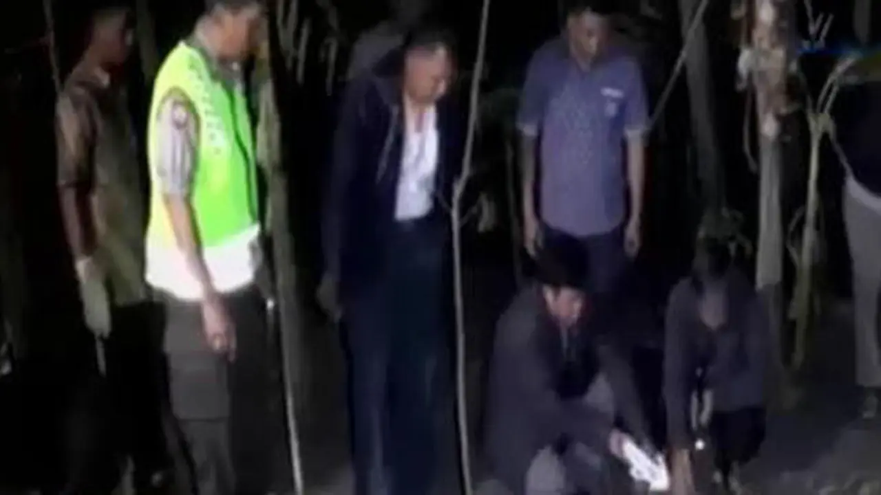 Kilas Indonesia: Warga Ngawi Digegerkan Aksi Orang Bakar Diri  