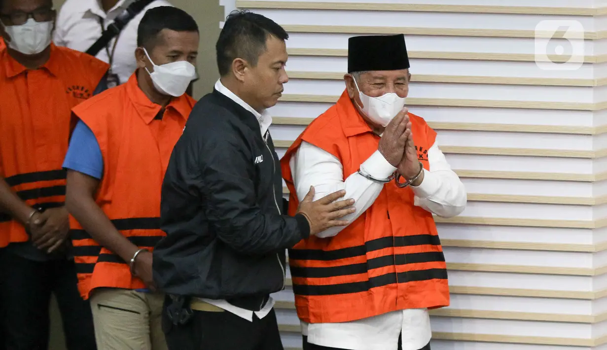 Gubernur Maluku Utara Abdul Gani Kasuba (peci) mengenakan rompi tahanan seusai menjalani pemeriksaan di Gedung Merah Putih KPK, Rabu (20/12/2023). (Liputan6.com/Herman Zakharia)
