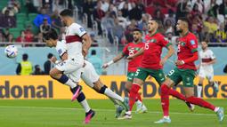 Portugal langsung menggebrak di awal laga. Laga belum genap lima menit, Joao Felix nyaris membawa Portugal unggul andai saja tandukannya sambil menjatuhkan diri tak mampu dimentahkan kiper Maroko, Yassine Bounou. (AP/Petr David Josek)