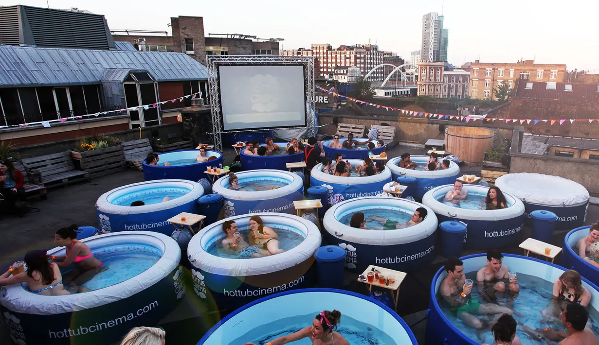 Hot Tube Cinema yang berlokasi di London ini juga menawarkan sebuah pengalaman seru dan beda. Anda dapat menikmati pengalaman berendam di sebuah bak mandi air panas berbentuk bulat seperti di rumah sendiri sambil menonton film. (www.independent.co.uk)