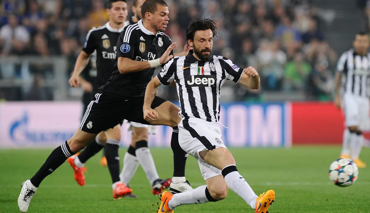 Gelandang Juventus, Andrea Pirlo berusaha melewati bek Real Madrid Pepe pada leg pertama babak semifinal Liga Champions di Juventus Stadium, Rabu (6/5/2015). Juventus menang 2-1 atas Real Madrid. (Reuters/Giorgio Perottino)