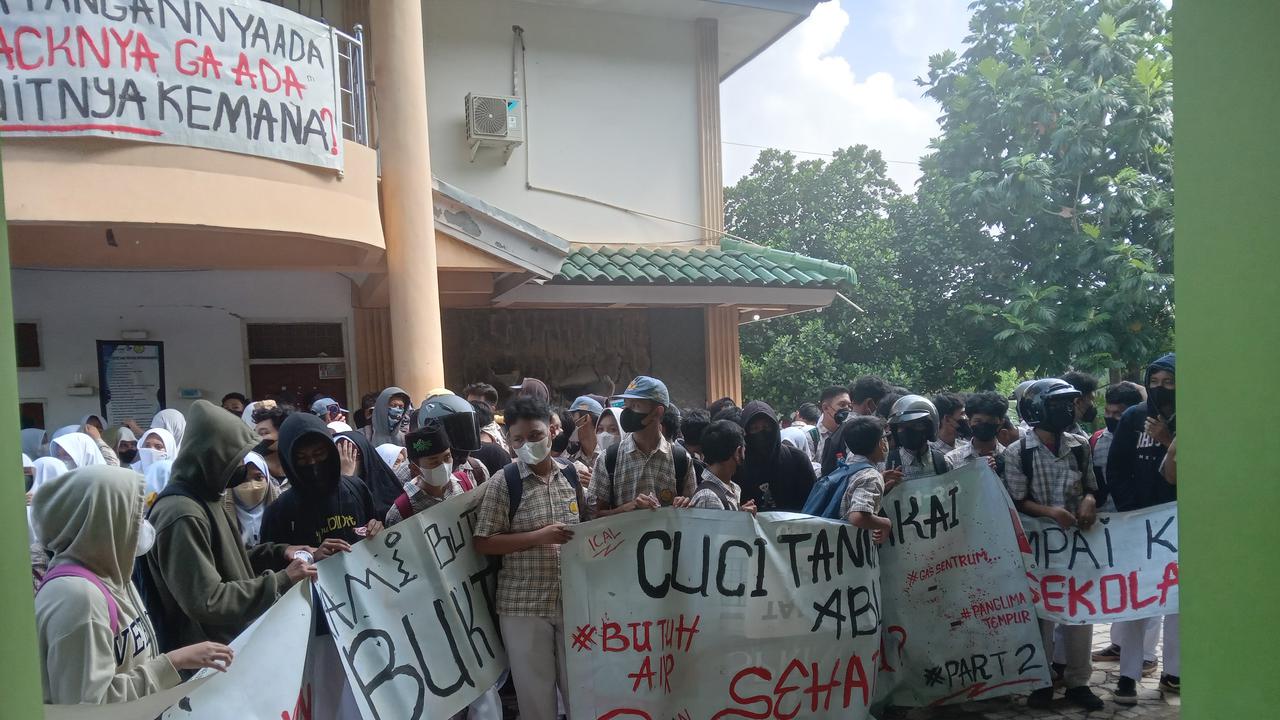Siswa SMAN 9 Tambun Selatan Bekasi Saat Demonstrasi Selasa (3/6) kemarin