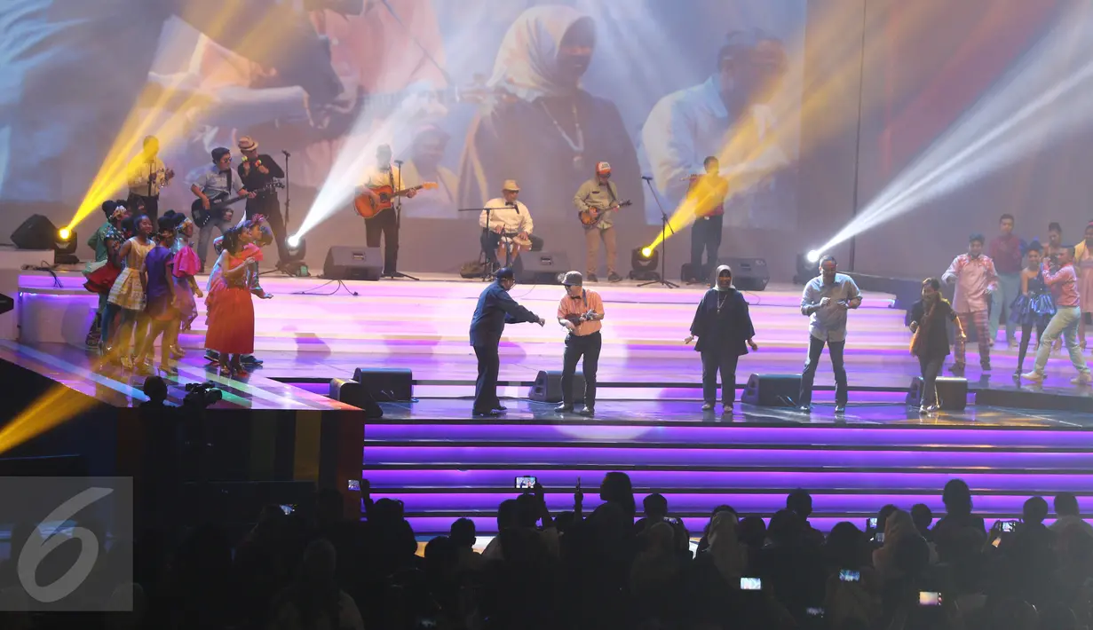 Suasana acara musik Nostalgia Sma - The 80s are back di kawasan Senayan, Jakarta, Jumat (20/1). Acara tersebut menampilkan beberapa musisi era tahun 80-an. (Liputan6.com/Herman Zakharia)