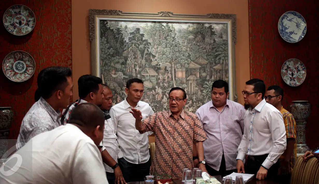 Akbar Tandjung saat menerima petisi dari kader muda partai golkar, Jakarta, Kamis (11/5). Petisi tolak hak angket telah ditandatangani sekitar 600 aktivis dan tokoh politik merupakan bentuk dukungan kepada KPK. (Liputan6.com/Johan Tallo) 