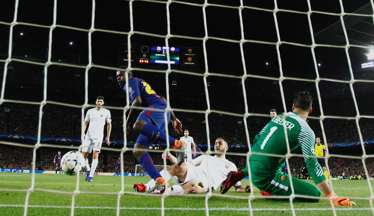 Gol bunuh diri dari pemain AS Roma Kostas Manolas saat mencoba menghadang pemain Barcelona Samuel Umtiti pada pertandingan Liga Champions di stadion Camp Nou di Barcelona (4/3). (AP Photo / Manu Fernandez)