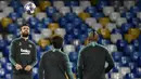 Bek Barcelona, Gerard Pique (kiri) menyundul bola saat mengikuti sesi latihan tim di stadion San Paolo di Naples, Italia (24/2/2020). Barcelona akan bertanding melawan Napoli pada leg pertama babak 16 besar Liga Champions. (AFP/Filippo Monteforte)