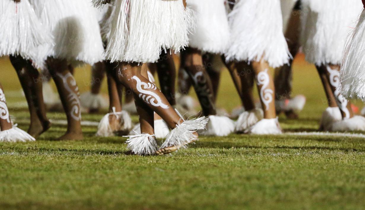 Penari menghias kaki dengan motif Papua saat beraksi dengan pada pembukaan Torabika Soccer Championship 2016 di Stadion Mandala, Jayapura, Papua, Jumat (29/4/2016). (Bola.com/Nicklas Hanoatubun)