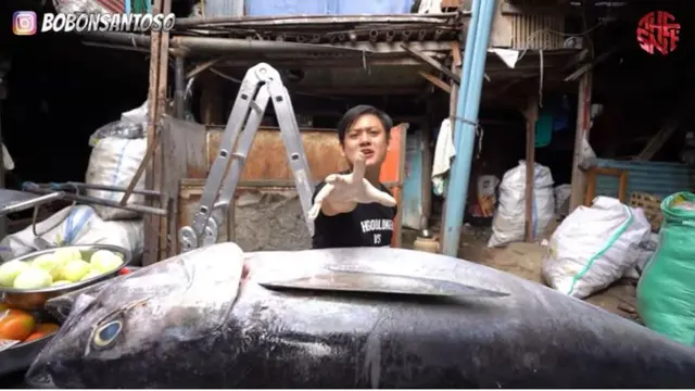 Youtuber Masak Ikan Tuna 60 Kilogram dan Dibagikan untuk Warga di Kampung Pemulung