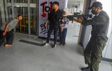 FOTO: Menguji Nyali Merasakan Sensasi Horor Dikejar Zombie Naik Kereta LRT di Stasiun Pegangsaan Dua