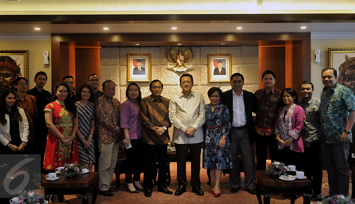 Ketua DPD RI, Irman Gusman foto bersama Jajaran Group Surya Citra Media (SCTV, Indosiar dan Liputan6.com) Gedung DPR, Jakarta, Selasa (8/3/2016). Kunjungan tersebut dalam rangka silaturahmi. (Liputan6.com/Johan Tallo)