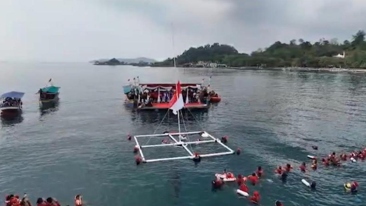 Pecahkan Rekor, Ratusan Perenang Bentangkan Merah Putih di Laut Lampung Bentuk Angka 80 Sambut HUT RI