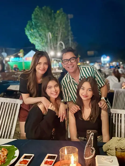 Sementara itu, wajah awet muda Cut Tari justru membuatnya bak seumuran ketika bersama dua putri cantiknya. Seperti inilah potret kebersamaan Cut Tari dan dua anaknya yang kelihatan bak kakak adik.(Liputan6.com/IG/@cuttaryofficial)