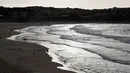 Peselancar menikmati air di Pantai Bondi di Sydney, Selasa, (28/4/2020). Pantai dibuka kembali setelah sempat ditutup selama 6 minggu untuk mencegah penyebaran corona (COVID-19). (AP Photo/Rick Rycroft)