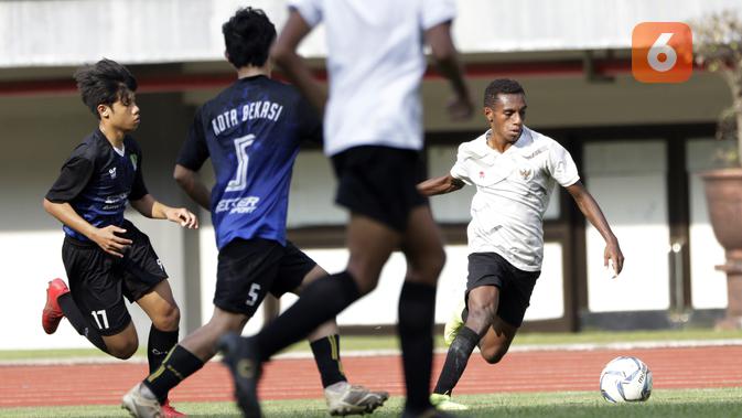 Laga uji coba antara Timnas Indonesia U-16 kontra Tim Soeratin Bekasi U-17 di Stadion Patriot Candrabhaga, Bekasi, Jumat (13/3/2020). (Bola.com/Muhammad Iqbal Ichsan)