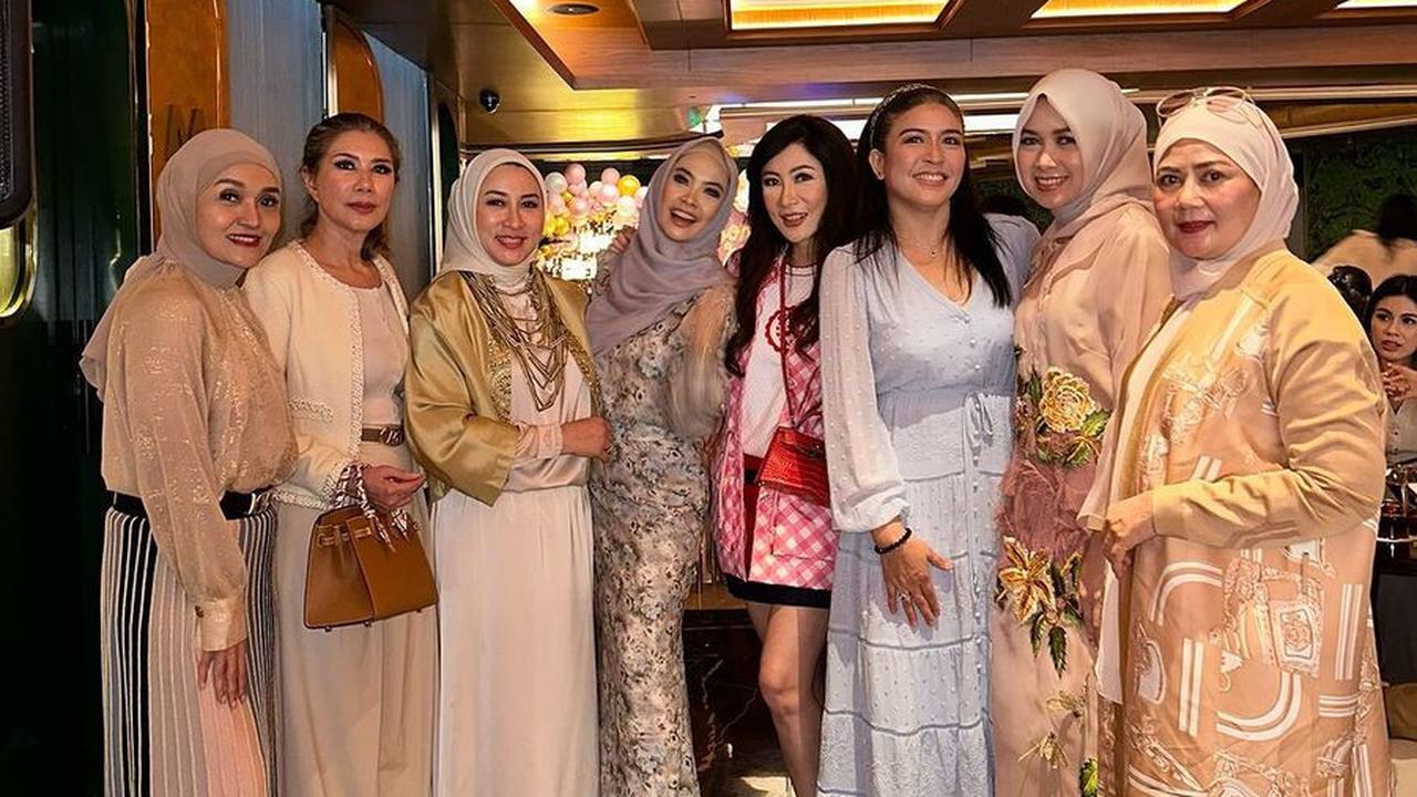 7 Potret Ulang Tahun Sonia Wibisono, Tetap Cantik Menawan Meski Jelang Kepala 5 - Fashionable Abis Kenakan Rok Mini dan Sepatu Boots