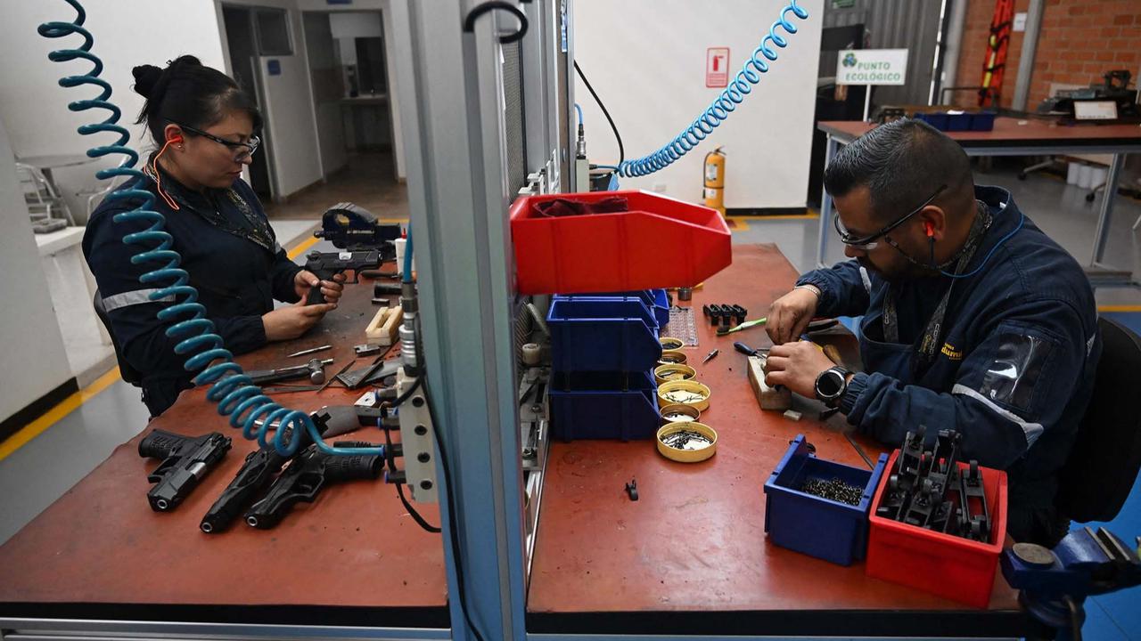 FOTO: Melihat Langsung Produksi Perdana Senapan Tempur Kolombia