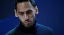 Gelandang Inter Milan Hakan Calhanoglu tiba untuk konferensi pers di Stadion Dragao, di Porto, pada 13 Maret 2023.  Inter Milan akan bertanding melawan tuan rumah Porto pada babak 16 besar Liga Champions. (AFP/Miguel Riopa)