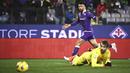 Pemain Fiorentina, Nicolas Gonzalez, melepaskan tendangan saat melawan Lazio pada laga Liga Italia di Stadion Artemio Franchi, Selasa (27/2/2024). La Viola menang dengan skor 2-1. (Massimo Paolone/LaPresse via AP)